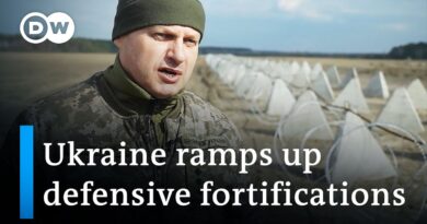How Ukraine builds fortifications on its border with Russia and Belarus | DW News
