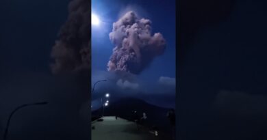 Indonesia’s Mount Ruang continues to erupt, spewing smoke and lava | DW News