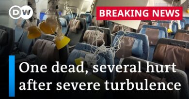 Singapore Airlines flight hits severe turbulence | DW News