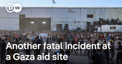 Gaza pushed to the limit? Thousands storm a UN warehouse as Israel restricts aid | DW News