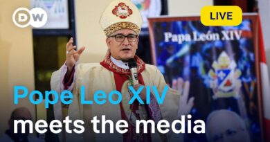 Live: New American pope meets the media in the Vatican | DW News