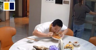 Boy in Guangdong wolfs down food amid earthquake