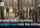 New Ukraine military recruitment program targets young men | DW News