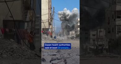 Israeli strike hits Gaza building | DW News