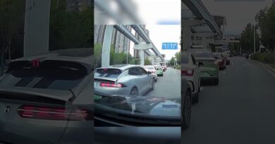 Watch this EV rotate in place to clear traffic 1