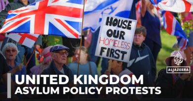Anti-immigration & anti-racism protesters face off outside UK hotels housing asylum seekers
