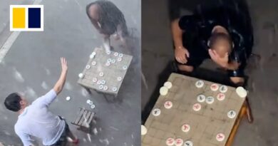 Chinese man loses in chess then analyses game for 4 hours in rain