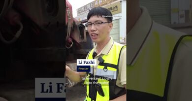 Civilians rescue 3 people trapped in car during flash flood