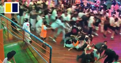 Fall triggers massive pile-up of roller-skaters in China