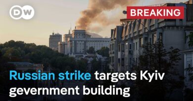 Russia strikes Ukrainian government building for the first time in war | DW News