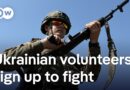 Ukraine’s military is now trying to attract 18-to-24-year-olds | DW News