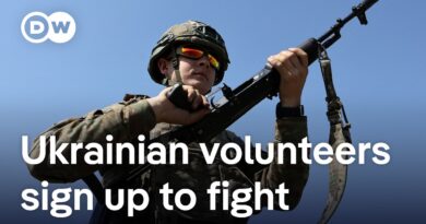 Ukraine’s military is now trying to attract 18-to-24-year-olds | DW News