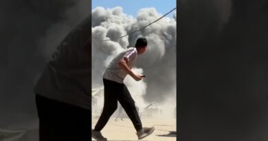 Israeli forces bomb multi-story Muhanna building in Gaza City | DW News