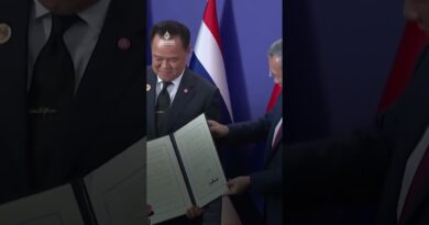 Trump oversees Thailand-Cambodia extended ceasefire deal | AJ #shorts