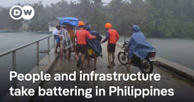 At least two dead and super typhoon Fung-wong lashes Philippines | DW News