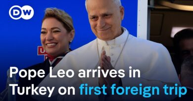 Pope Leo the 14th has landed in Turkey’s capital Ankara for first foreign trip as pontiff | DW News