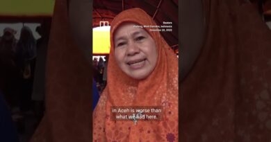 Indonesian women prepare food for Sumatra floods victims