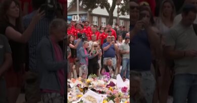 Mourners lay flowers for Bondi shooting victims