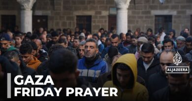 Returning to Friday prayers: Palestinians pray in mosques damaged by Israeli bombs
