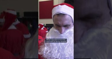 Sea of red: Santas race through Michendorf streets | DW News