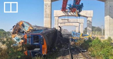 Crane collapse causes deadly train crash in Thailand