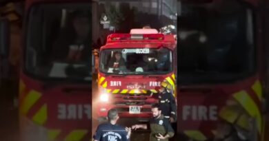 Deadly fire rips through Karachi shopping mall