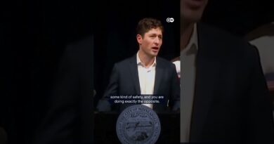 ‘Get the f**k out’ Minneapolis mayor slams ICE after woman shot dead | DW News