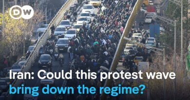 Iran: Paramilitary member killed amid protests | DW News