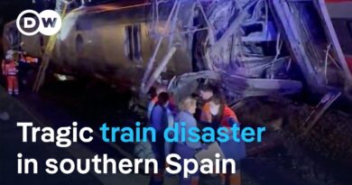 Many dead and injured after two trains carrying around 500 people derailed and collided | DW News