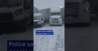 Over a hundred vehicles pile up on gighway after crash | DW News