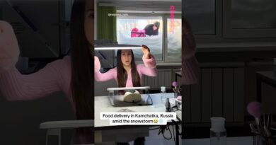 This food delivery service stay committed during Russia snowstorm🫡 #snowstorm #russia