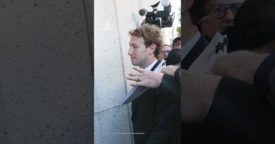 Mark Zuckerberg appears to be ‘served’ new lawsuit upon arrival at court | AJ #shorts