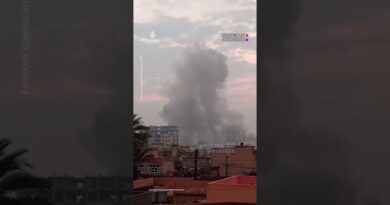 Thick plumes of smoke rise over Iraq’s Mosul after strikes | AJ #shorts