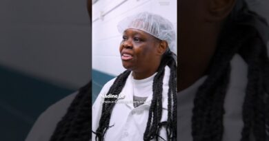 This is how detainees, chefs, and officers work together in the kitchen at #RikersIsland’s #jail.