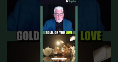 Greg Weldon Says You MUST Own Gold AND Bitcoin!