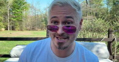 TUCKER SAYS TRUMP BLACKMAILED BY EPSTEIN! BRYON NOEM SAID ‘I LOVE YOU’ TO BIG TITTY LEFTY DOMINATRIX