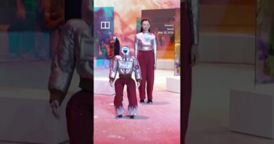 Humanoids walk AI fashion show in Seoul