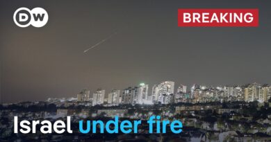 Iran fires at Israel in response to IDF Beirut attacks | DW News