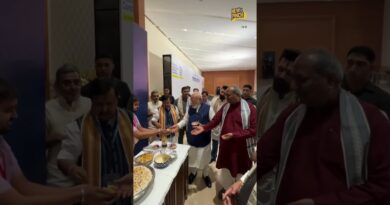 PM Modi ने दिल्ली के भारत मंडपम में NDA नेताओं के साथ खाई झालमुड़ी, वीडियो सोशल मीडिया पर वायरल