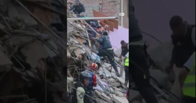 Rescuers save woman from building flattened by Venezuelan quake | DW News