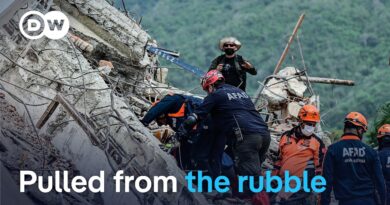 Venezuela earthquake: More survivors found as families plead for help | DW News