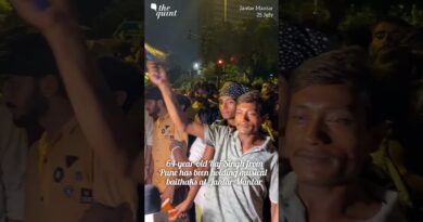 64-year-old Raj Singh from Pune Has Been Holding Musical Baithaks at Jantar Mantar | The Quint