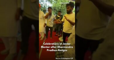 Celebrations at Jantar Mantar after Dharmendra Pradhan Resigns | The Quint