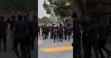 CJP Protest विरोध-प्रदर्शन को देखते हुए सुरक्षाबलों के जवान संसद का गेट बंद करने को दौड़े