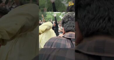 Jantar Mantar पर बैरिकैड फांद छात्रों ने मनाया धर्मेंद्र प्रधान के इस्तीफे का जश्न.