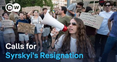 Ukraine war: Protesters demand resignation of top commander | DW News