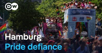 300,000 turn out one week after terror attack | DW News