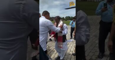Assam में बाढ़ का जाजला लेने पहुंचे राज्यपाल लक्ष्मण प्रसाद आचार्य के लिए रेड कार्पेट बिछाया गया.