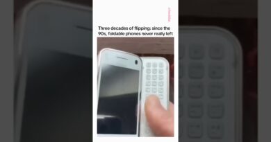 The flip phone trend never left!🙅‍♂️📱