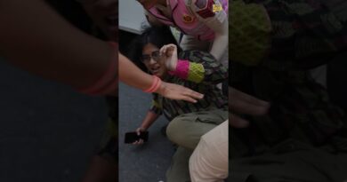Jantar Mantar: डिटेन होता प्रदर्शनकारी NewsPinch से मदद को बढ़ाया हाथ, महिलाओं को घसीट ले गई पुलिस